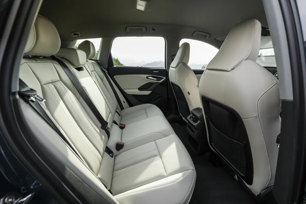 Audi Q6 e-tron quattro (19 inch wheels) cargo area