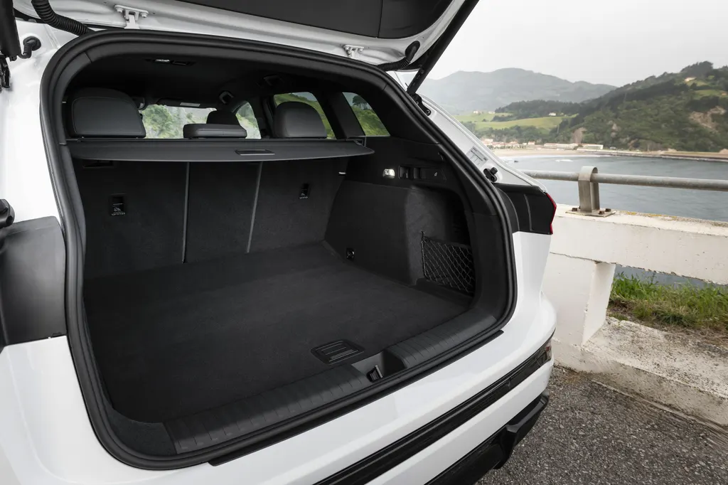 Audi Q6 e-tron quattro (19 inch wheels) cargo area