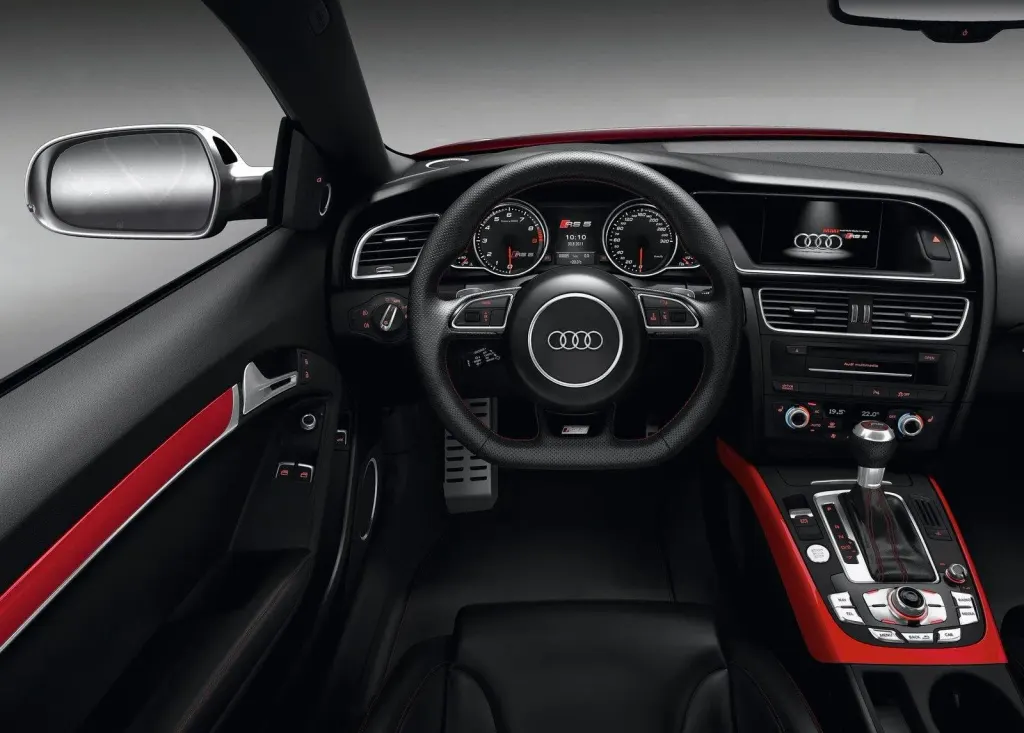 Audi RS 5 cargo area