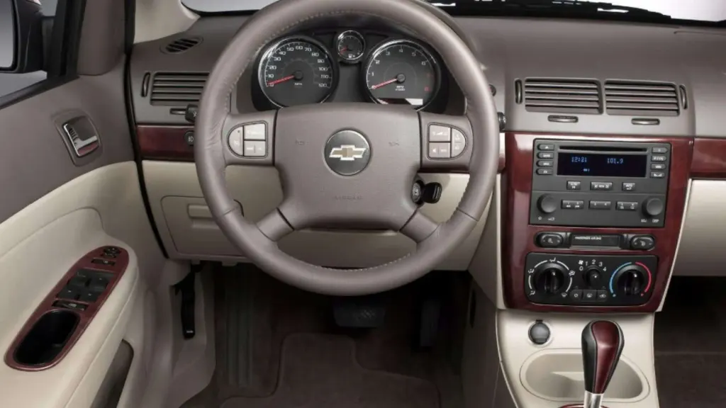 Chevrolet Cobalt Sedan cargo area