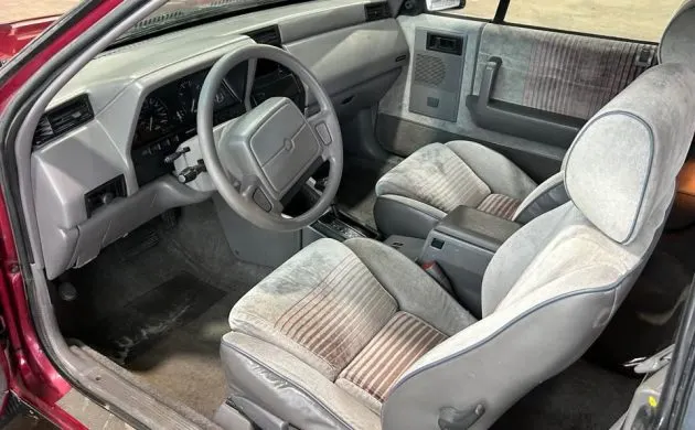 Dodge Shadow cargo area