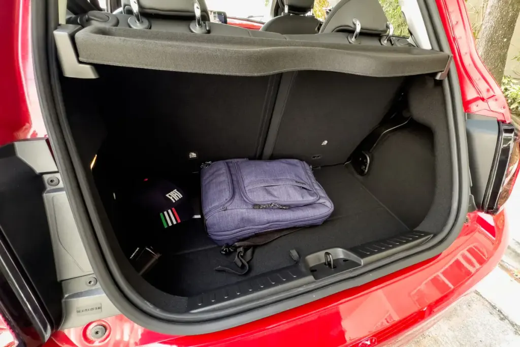 Fiat 500 cargo area