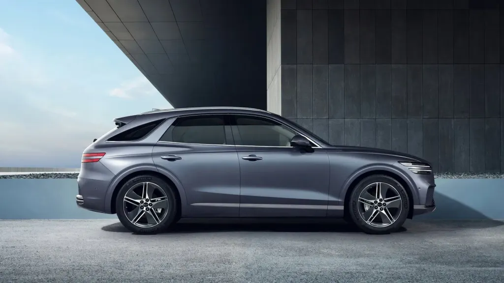 Genesis Electrified GV70 (19 inch Wheels)