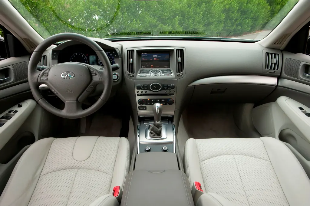 Infiniti G25 cargo area