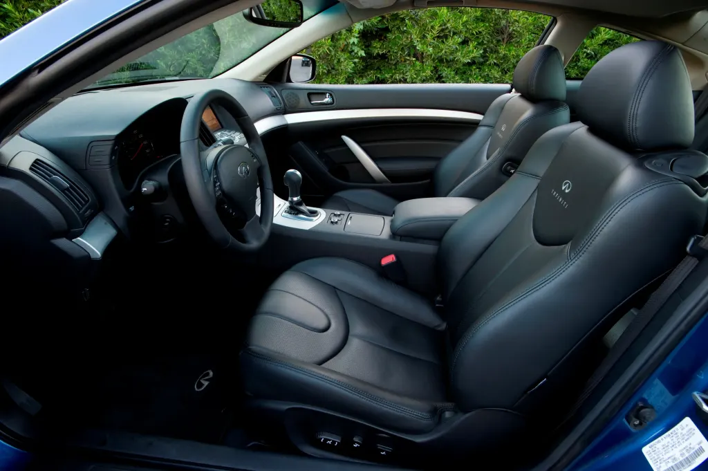 Infiniti G37 cargo area