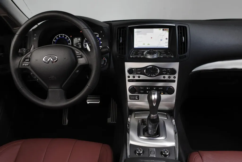Infiniti Q60 Convertible cargo area
