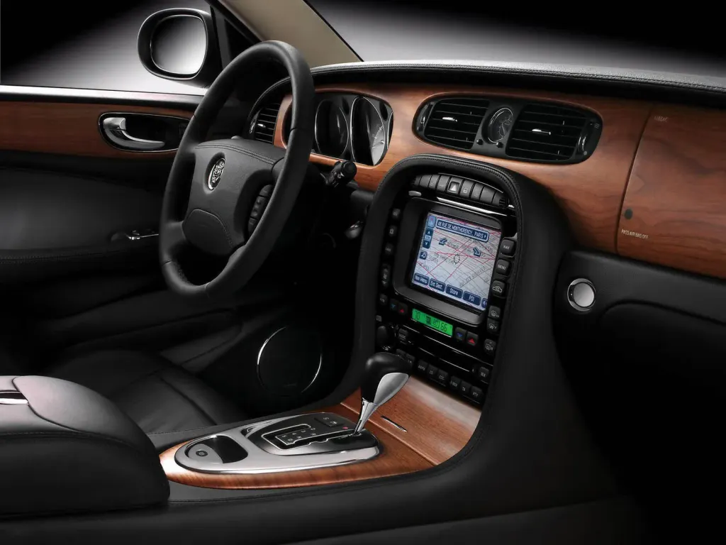 Jaguar Super V8 cargo area