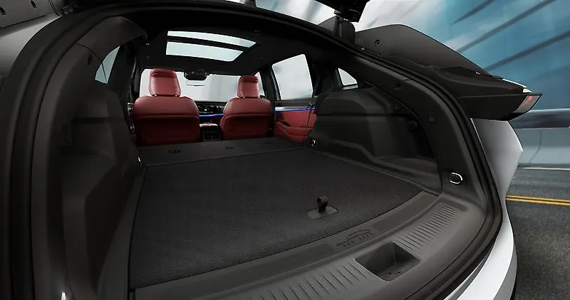 Jeep Wagoneer S (Falken tire) cargo area