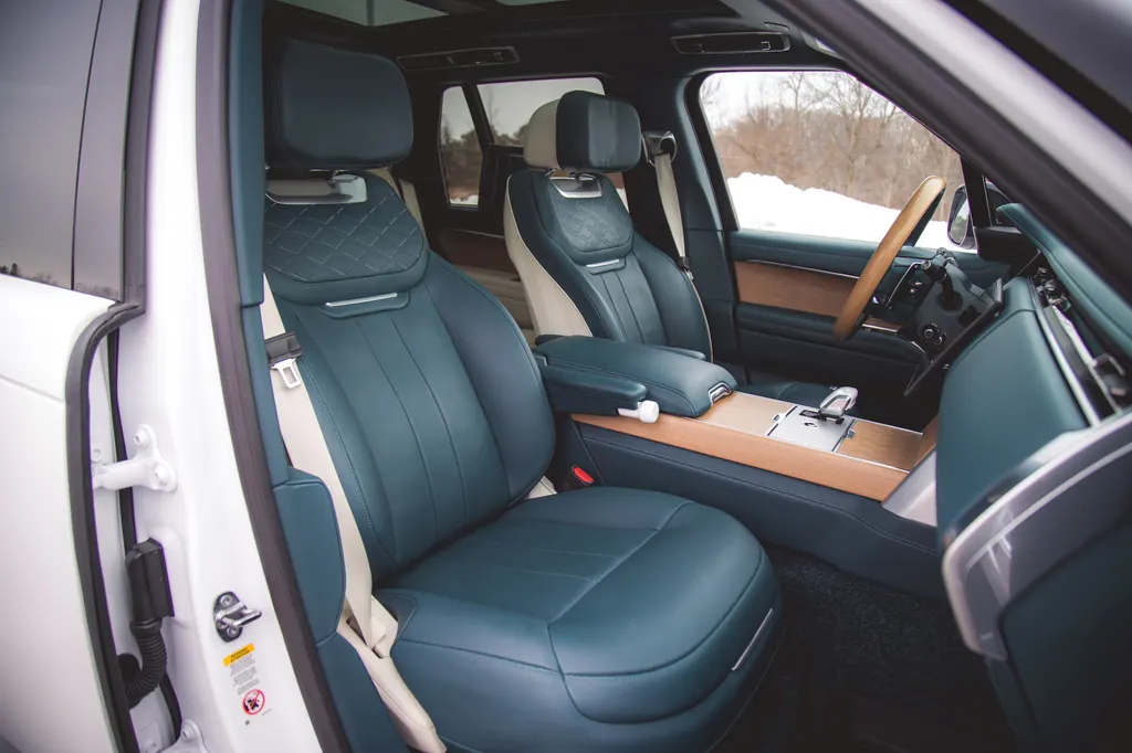 Land Rover Range Rover SV MHEV cargo area