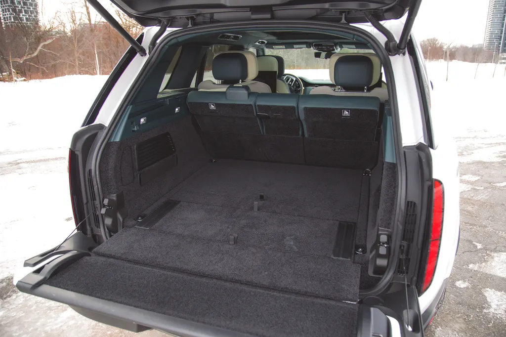 Land Rover Range Rover SV MHEV cargo area