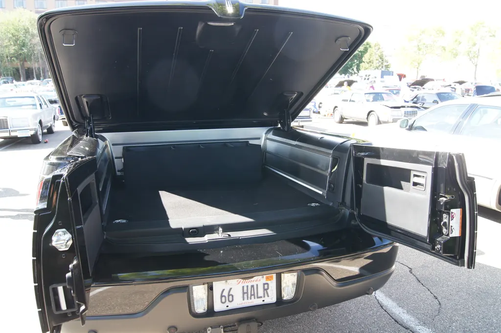 Lincoln Blackwood cargo area
