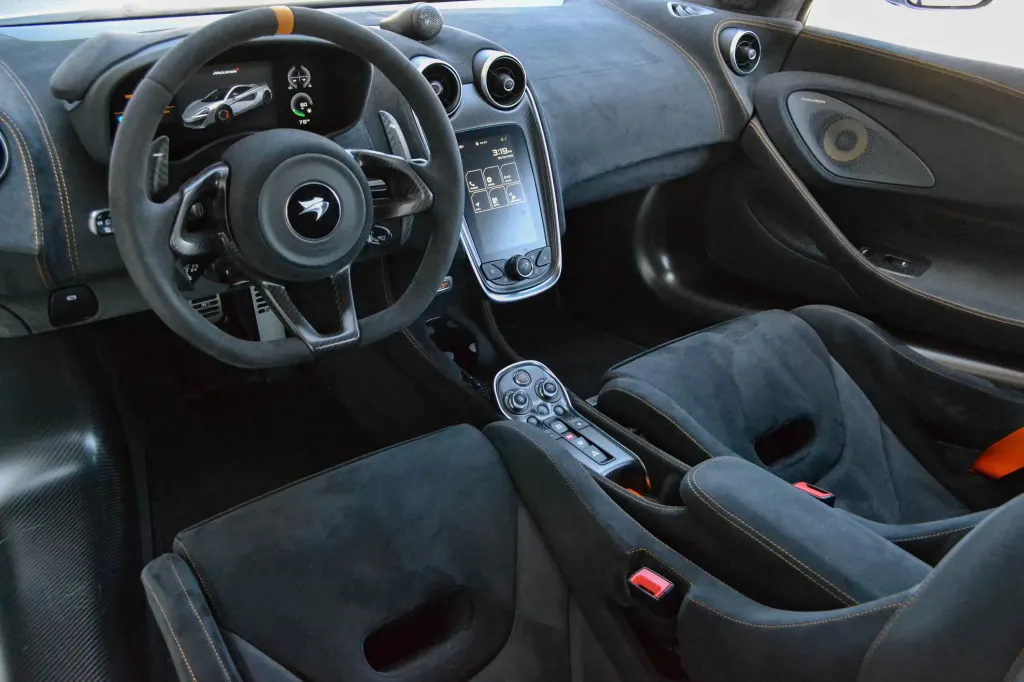 McLaren Automotive 600LT Coupe cargo area