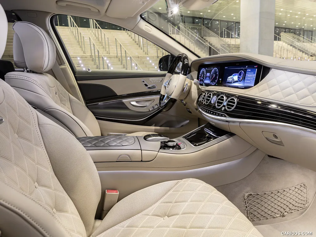 Mercedes-Benz Maybach S560 4matic cargo area