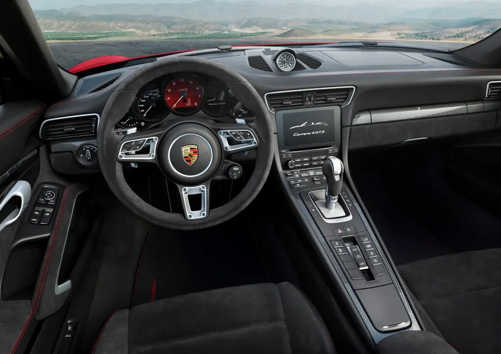 Porsche 911 Carrera 4 GTS Cabriolet cargo area