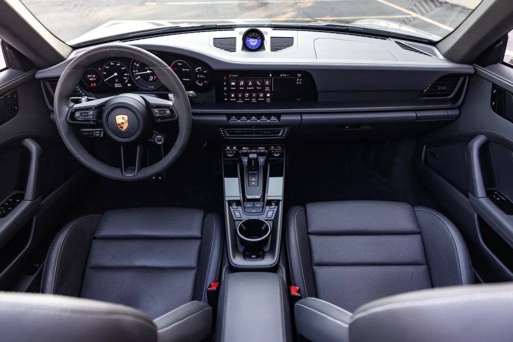 Porsche 911 Carrera 4 GTS Cabriolet cargo area