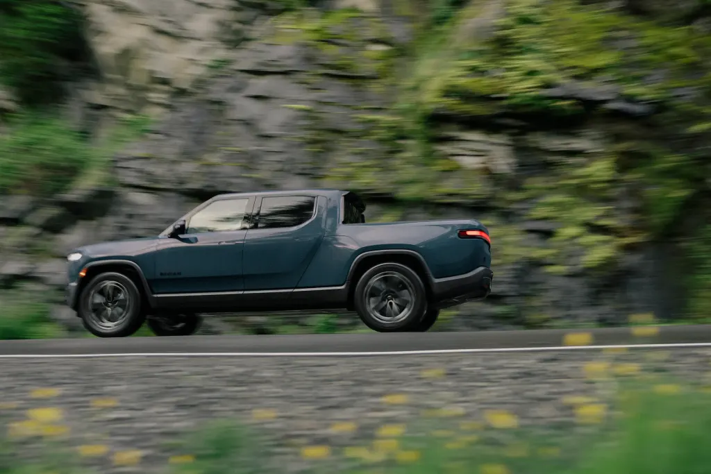 Rivian R1T Dual Max (22in)