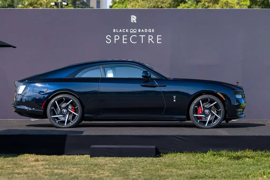 Rolls-Royce Spectre Black Badge (23 inch wheels)