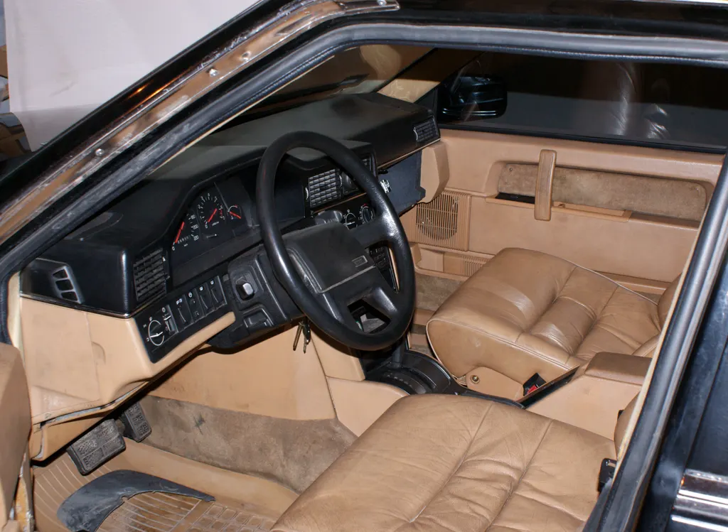 Volvo 760 cargo area
